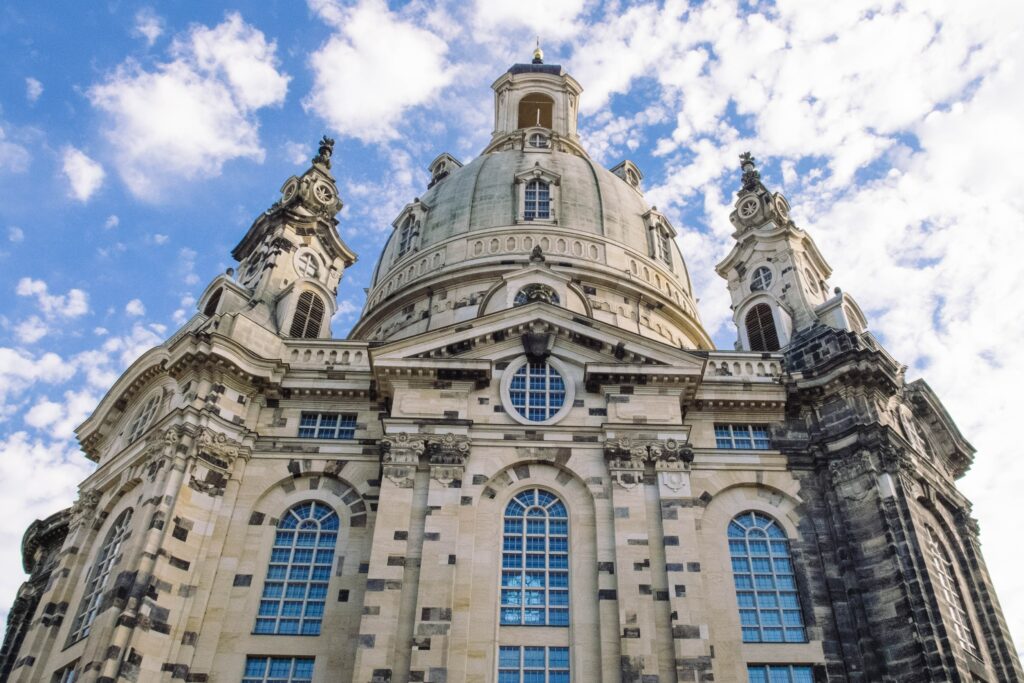 Stunning Architectural Wallpaper: Intricate Facade & Vibrant Sky