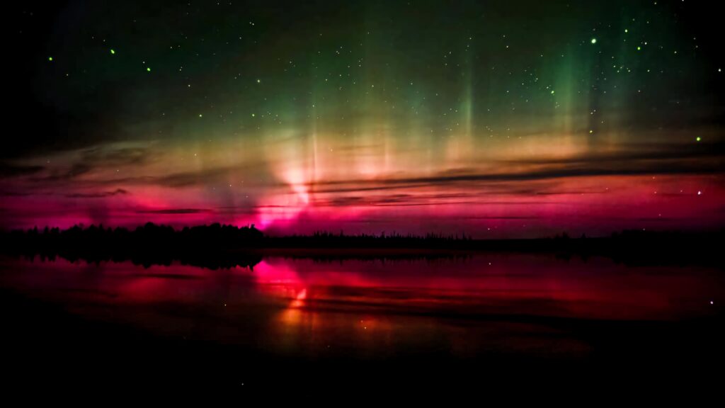 Breathtaking Northern Lights Wallpaper: Vibrant Aurora Reflected in Water