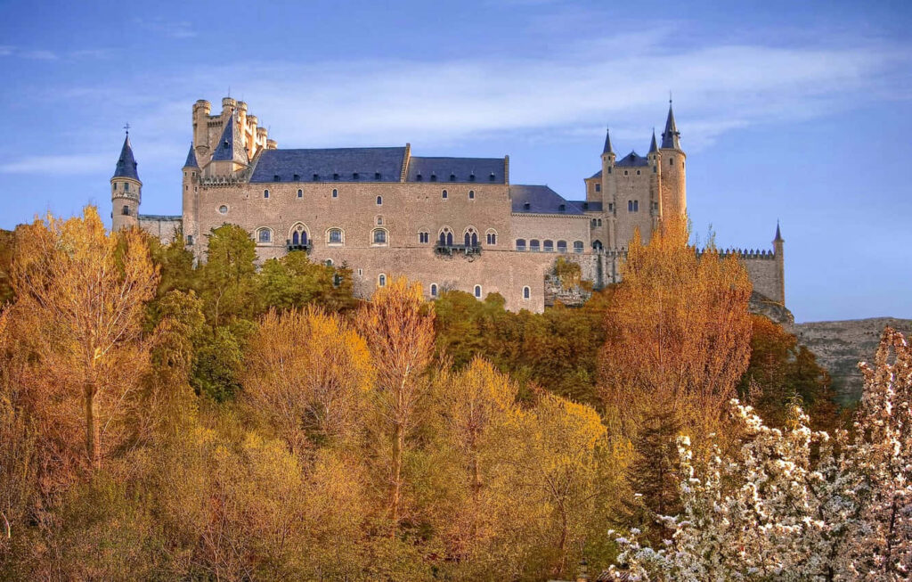 Serene Autumn Wallpaper: Majestic Segovia Castle & Vibrant Trees
