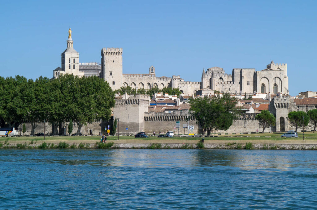 Stunning Avignon Wallpaper: Palais des Papes & Medieval Beauty