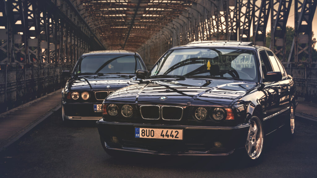 Stunning BMW M5 Wallpaper: Sleek Design & Elegant Lines