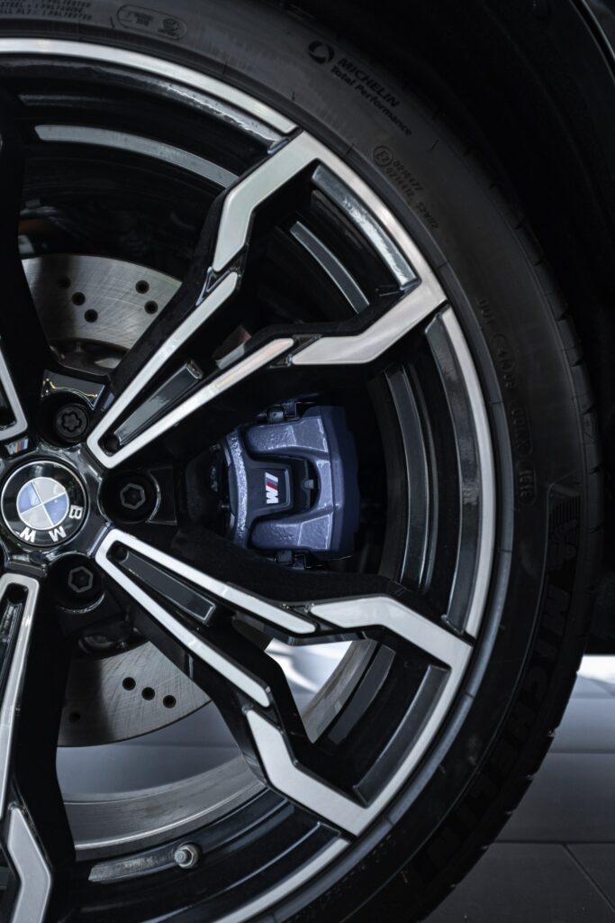 Close-Up BMW Wheel Wallpaper: Stylish Alloy & Detailed Tread Design
