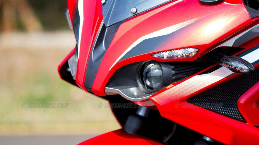 Vibrant Bajaj Pulsar RS200 Wallpaper: Striking Red & Black Design