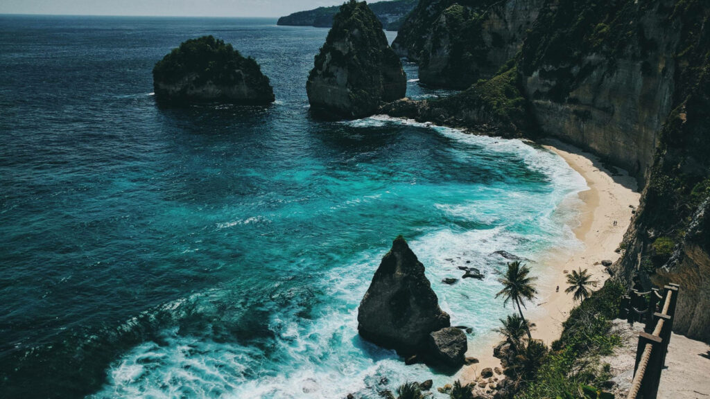 Stunning Bali Beach Wallpaper: Turquoise Waters & Lush Greenery