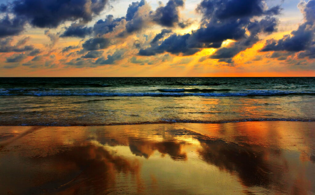 Stunning Beach Sunset Wallpaper with Dramatic Cloud Reflections