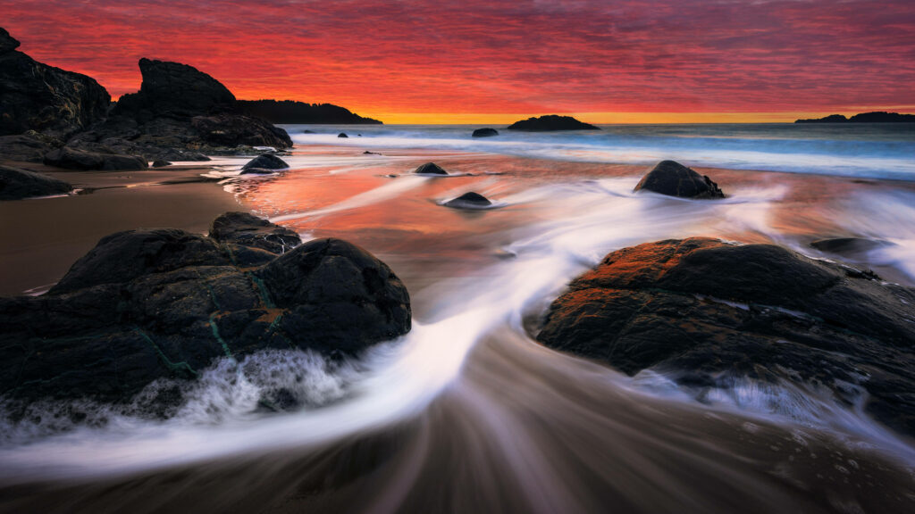 Stunning Beach Sunset Wallpaper: Vibrant Coastal View Background