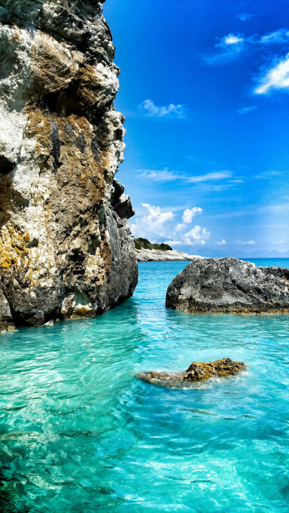 Serene Beach Wallpaper: Crystal-Clear Waters & Rugged Rocks