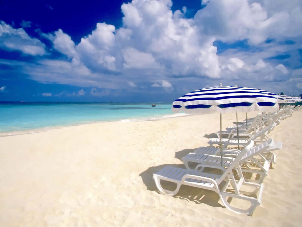 Stunning Beach Wallpaper: Tranquil Shoreline & Turquoise Waters