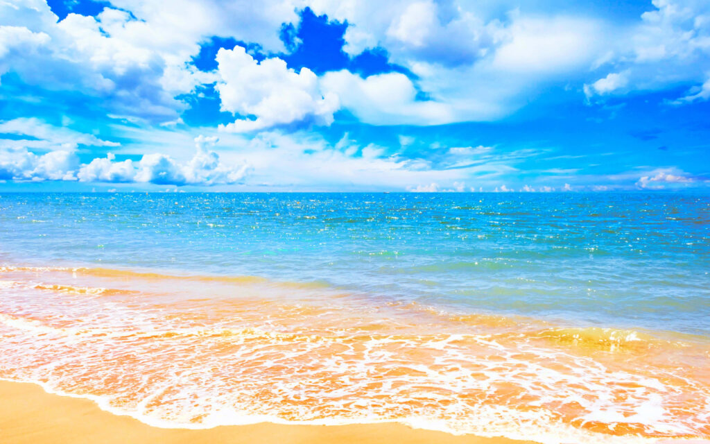 Stunning Beach Scene Wallpaper: Crystal-Clear Waters & Sandy Shore