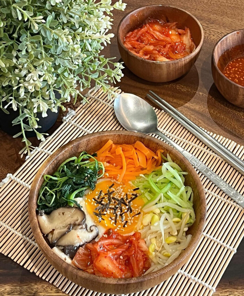 Vibrant Bibimbap Wallpaper: Fresh Ingredients & Inviting Presentation