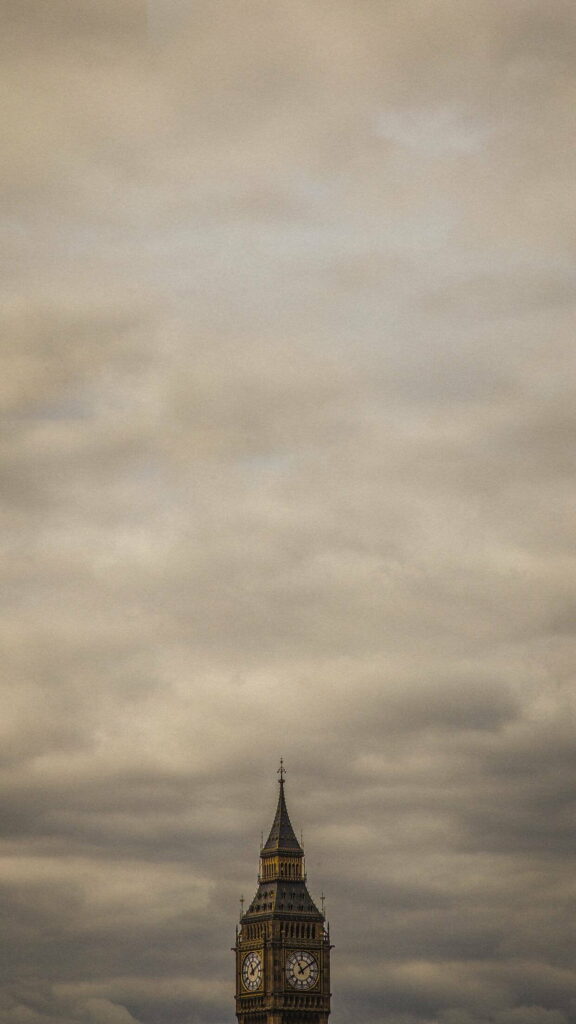 Iconic Big Ben Wallpaper: Dramatic Overcast Cloud Background