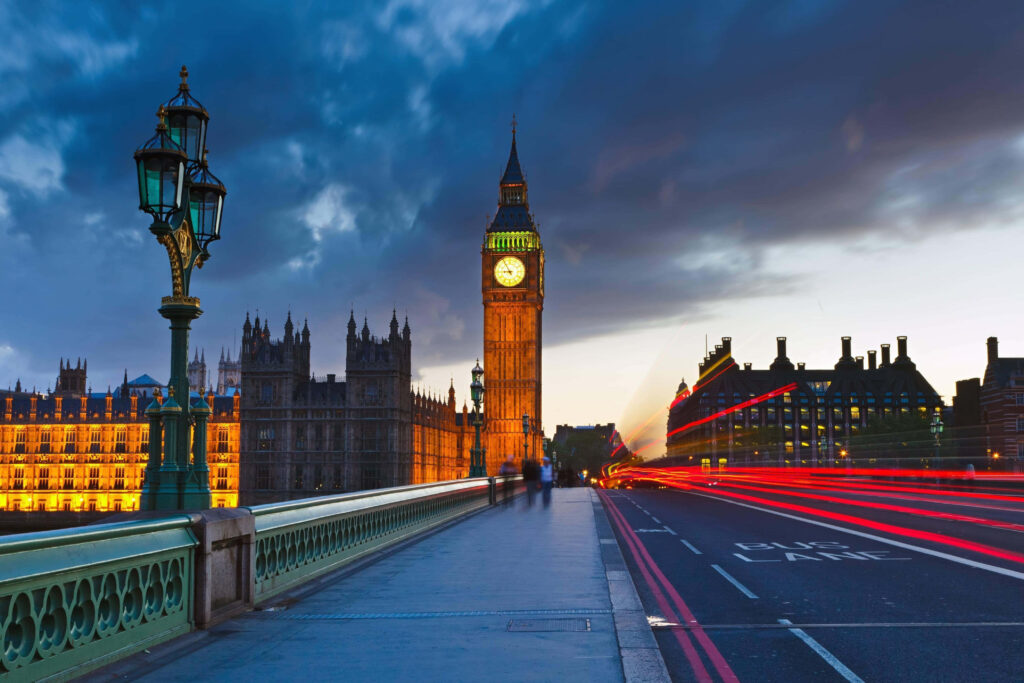 Big Ben Wallpaper: Stunning London Skyline at Evening with Light Trails