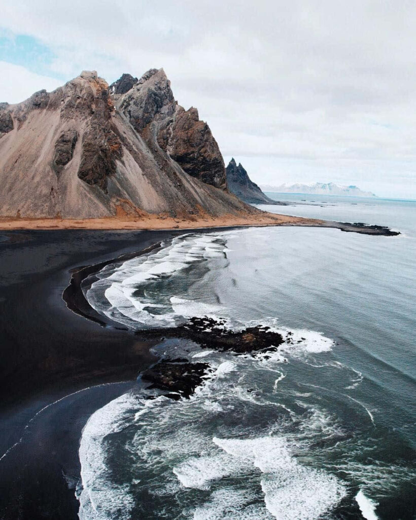 Breathtaking Black Sand Beach Wallpaper: Dramatic Cliffs & Waves