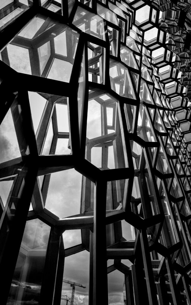 Geometric Black and White Wallpaper: Striking Architectural Design