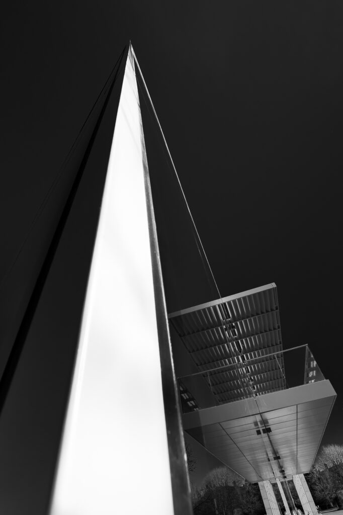 Modern Black & White Wallpaper: Dynamic Architectural Design