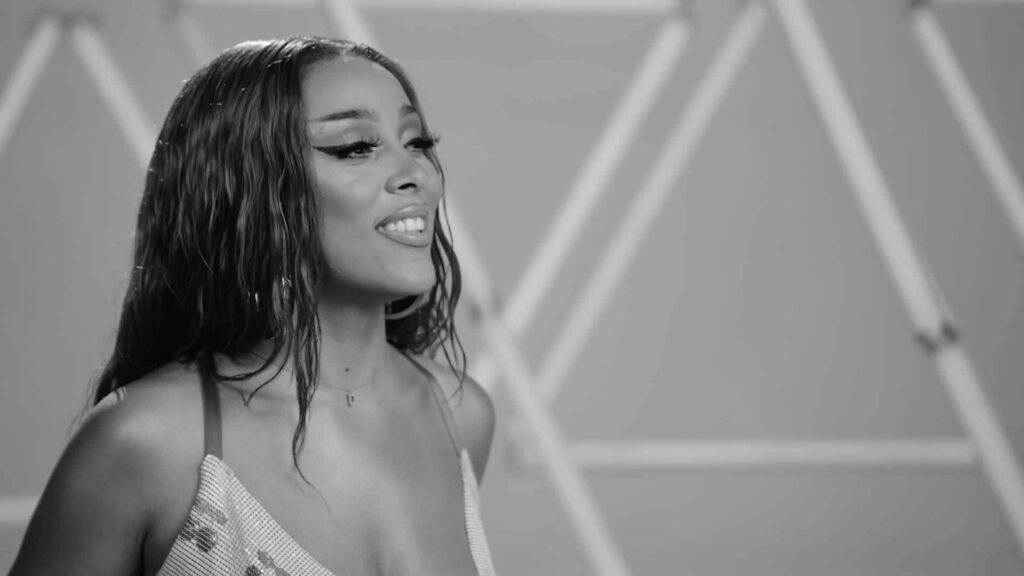 Elegant Black-and-White Wallpaper of Doja Cat's Radiant Smile