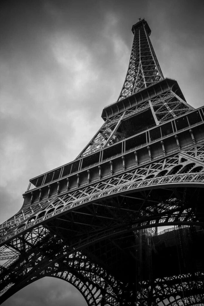 Elegant Black and White Eiffel Tower Wallpaper: Dramatic Perspective