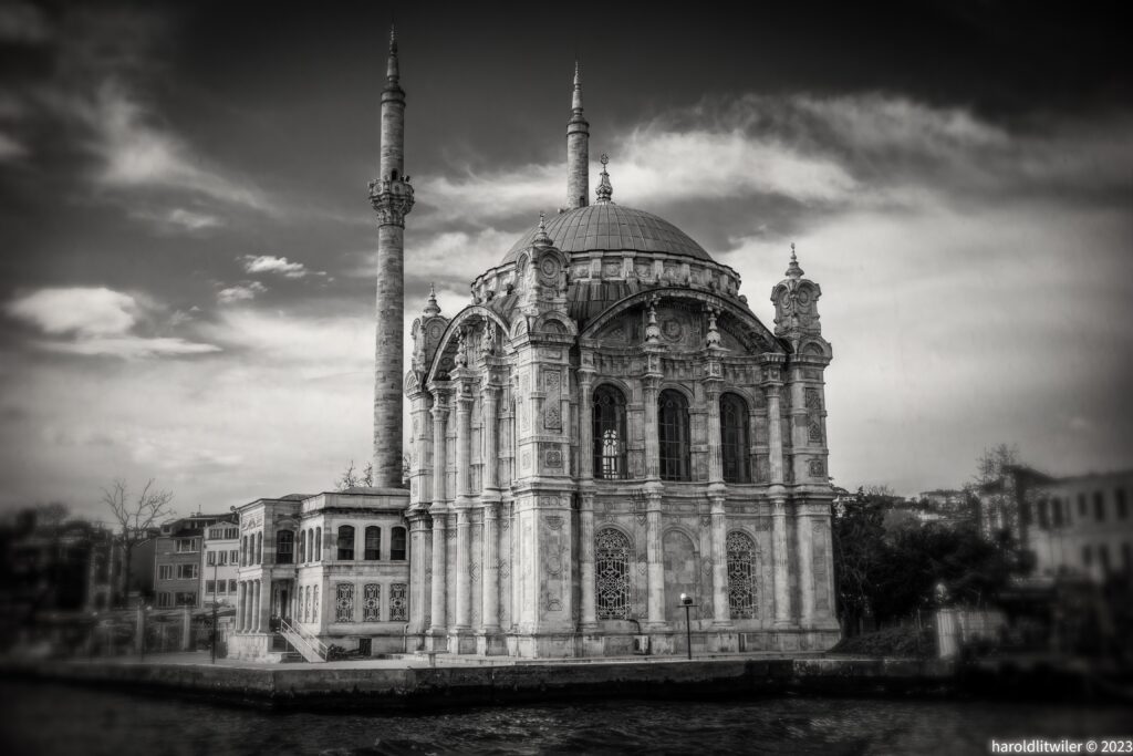 Stunning Black and White Mosque Wallpaper with Istanbul Views