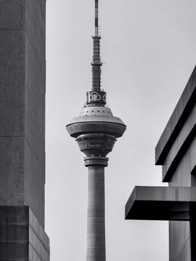Modern Black-and-White Skyscraper Wallpaper: Sleek Architectural Design