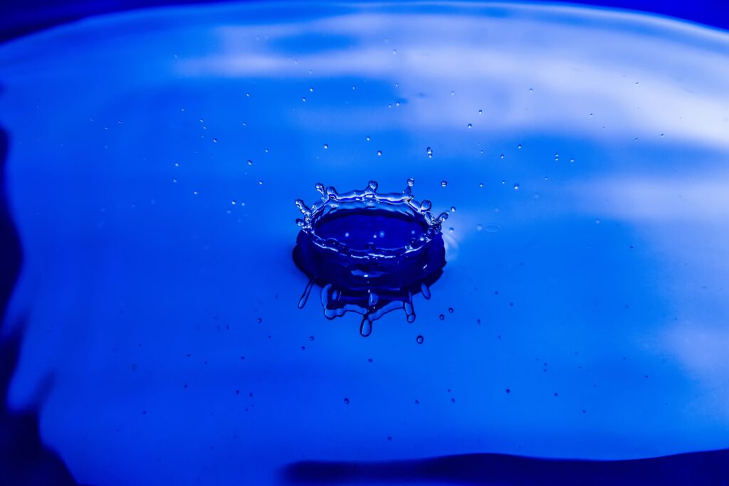 Vibrant Blue Water Droplet Splash - Stunning Close-Up Wallpaper