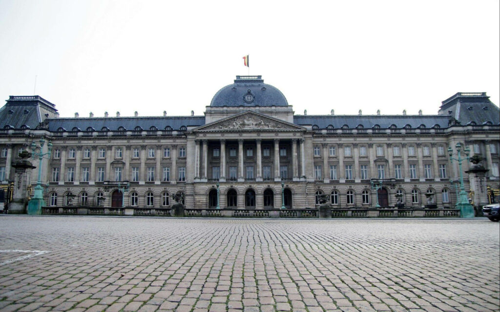 Stunning Brussels Castle Wallpaper – Impressive Architecture & Courtyard