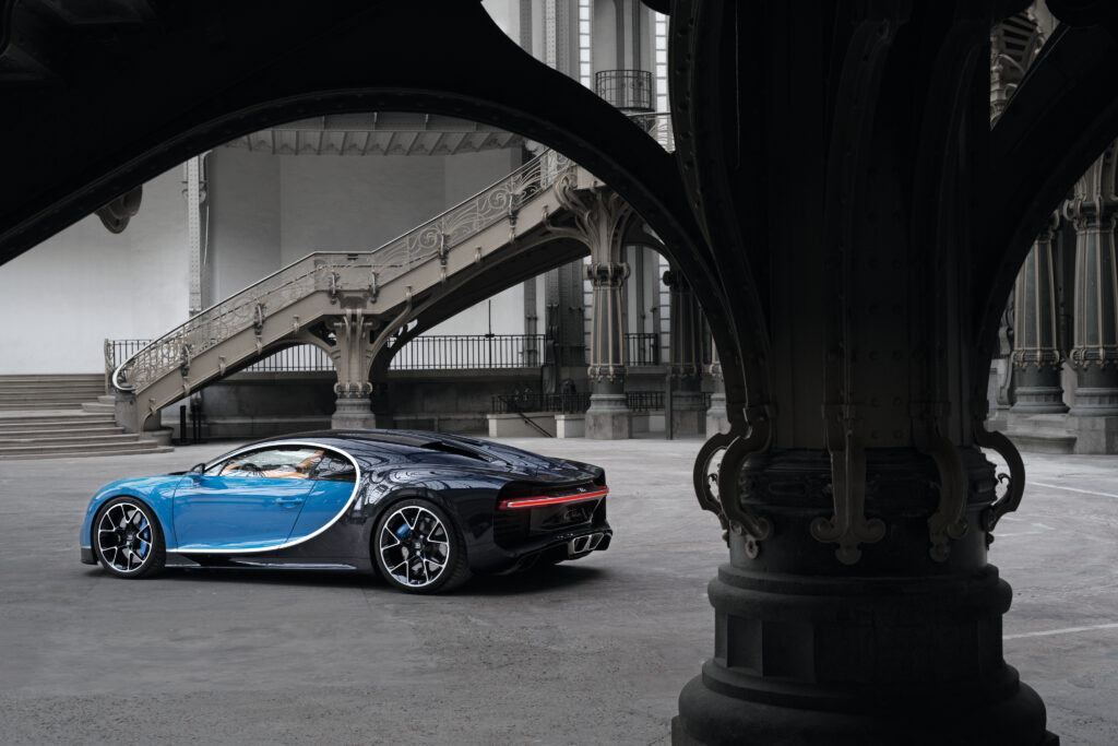 Elegant Bugatti Chiron Side View: Luxury & Power Wallpaper