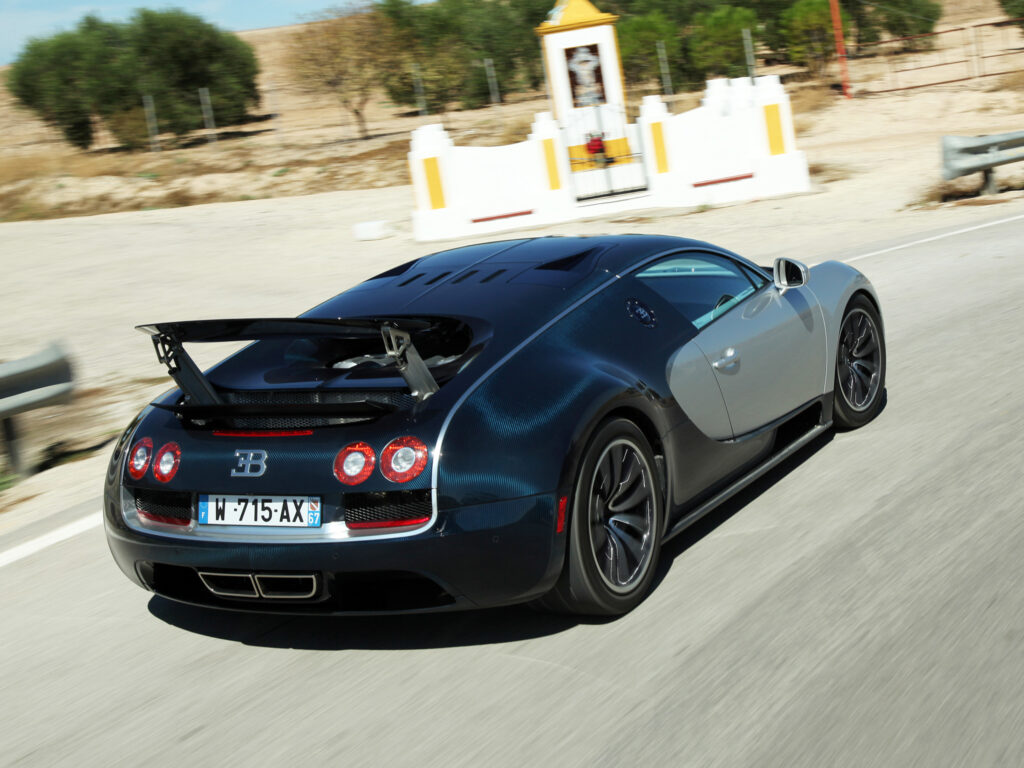 Stunning Bugatti Veyron Wallpaper: Sleek Design & Iconic Curves