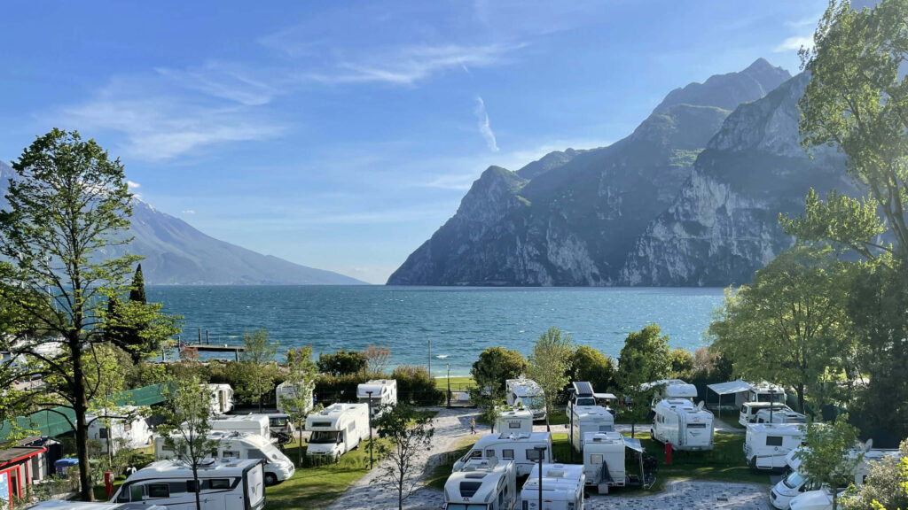 Serene Camping Maroadi Wallpaper: Lago di Garda's Scenic Beauty