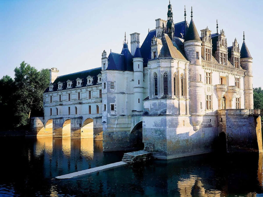 Breathtaking Chateau de Chenonceau Wallpaper - Elegant Architecture Reflection