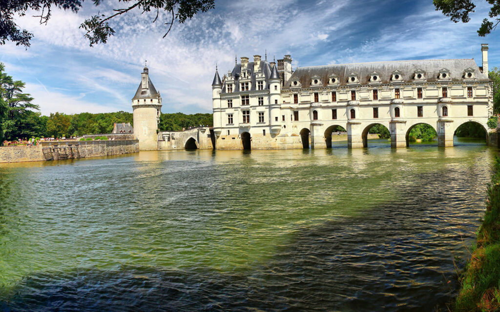 Château de Chenonceau Wallpaper: Iconic Architecture & Blue Sky