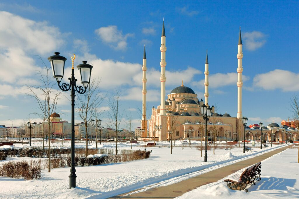 Stunning Chechnya Mosque Wallpaper: Majestic Winter Landscape