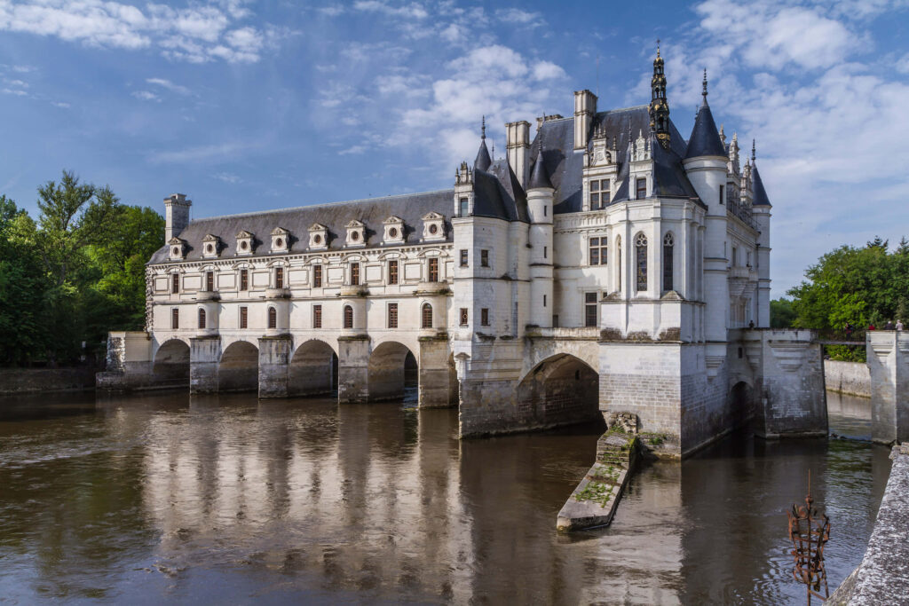Stunning Chenonceau Castle Reflection - Serene River Wallpaper