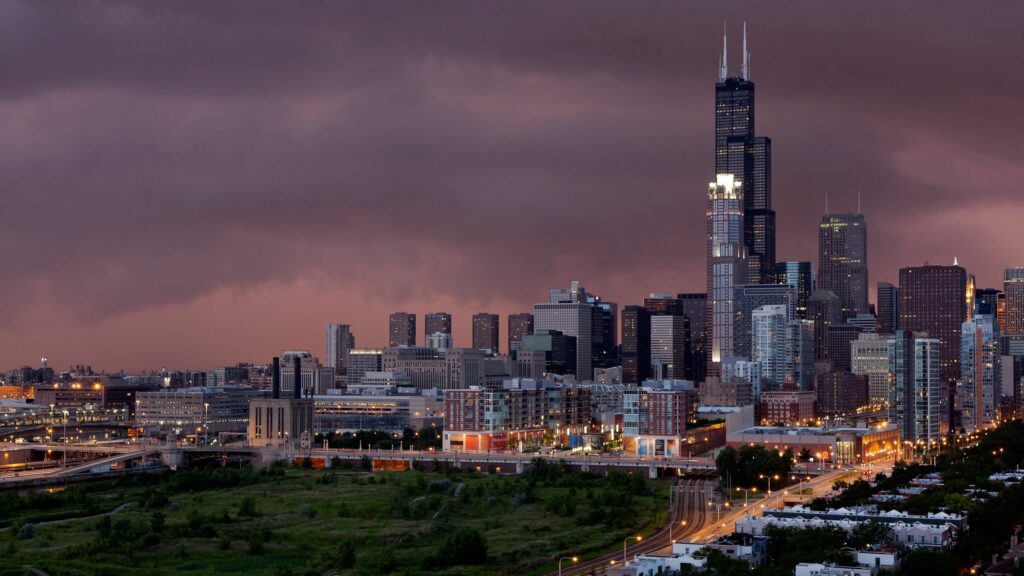 Chicago Evening Skyline Wallpaper: Skyscrapers & Lush Greenery