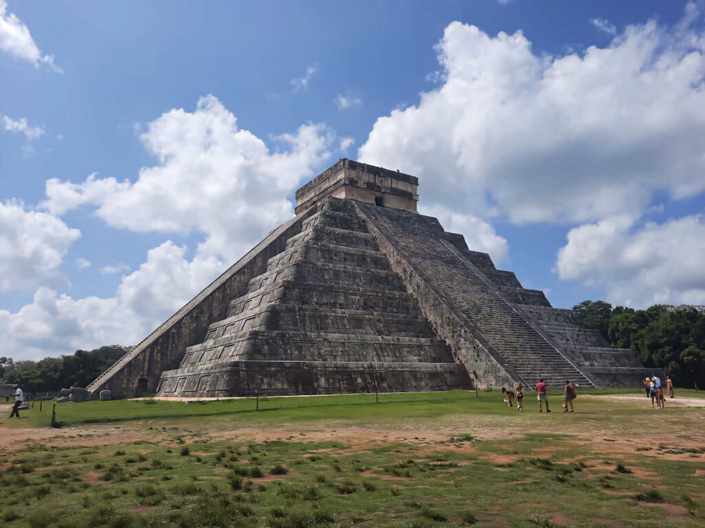 Chichen Itza Pyramid Wallpaper: Iconic Mexico Scene with Lush Greens
