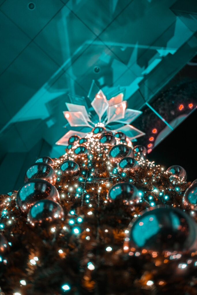 Enchanting Christmas Tree Wallpaper: Shimmering Ornaments & Lights
