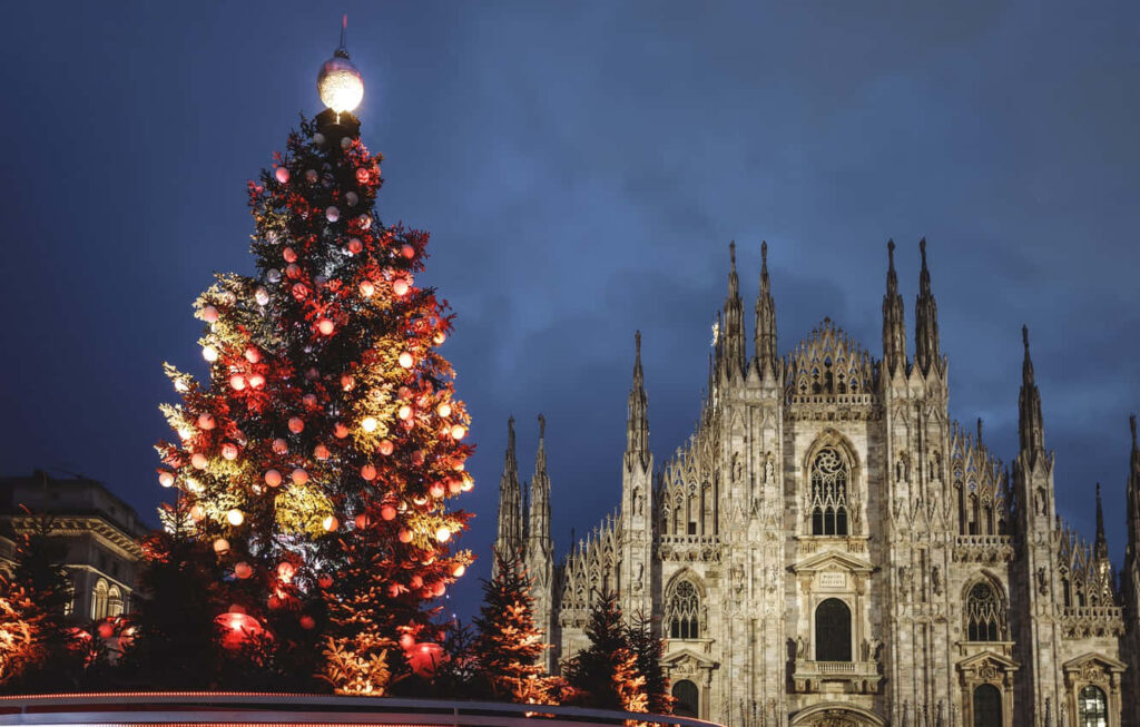 Festive Milan Cathedral Backdrop: Illuminated Christmas Tree Magic Wallpaper