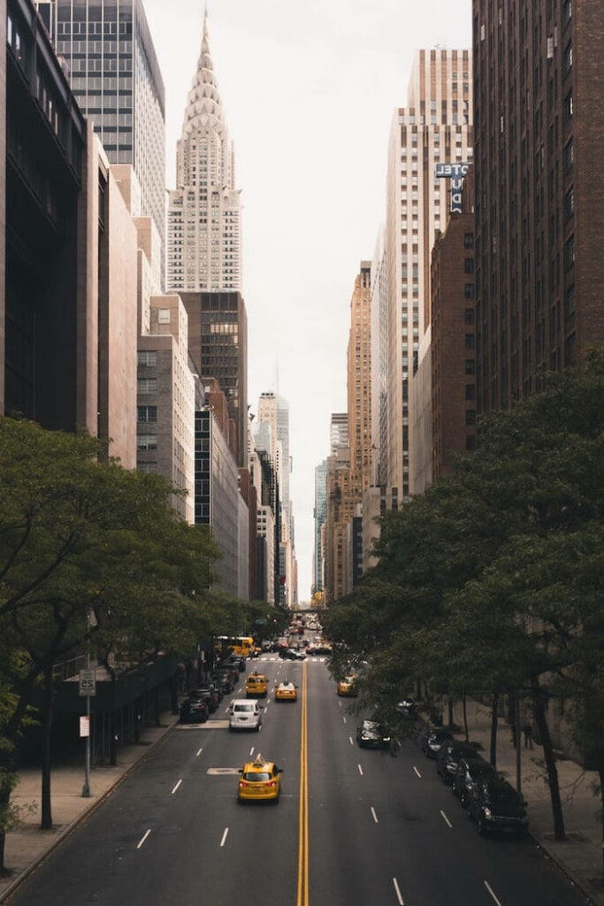 Stunning Wallpaper of Chrysler Building & Manhattan’s Vibrant Street Scene