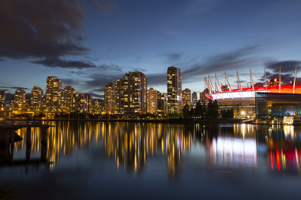 Stunning Dusk Cityscape Wallpaper: Illuminated Urban Reflections