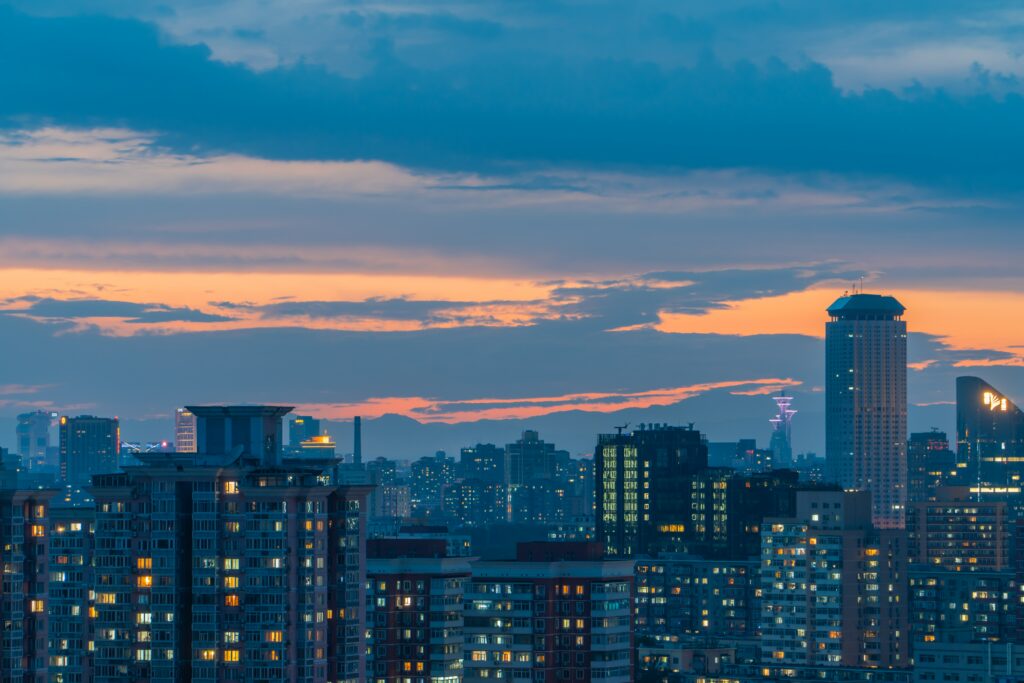 Elegant Cityscape Wallpaper: Evening Skyline with Dramatic Sky