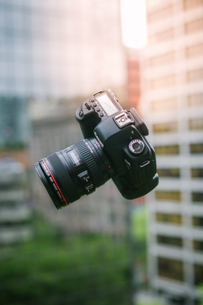 Stunning Wallpaper: Levitating Camera Over Dynamic Cityscape