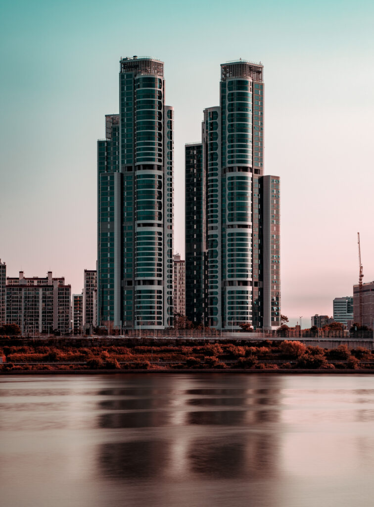 Stunning Cityscape Wallpaper: Modern Architecture & Urban Tranquility