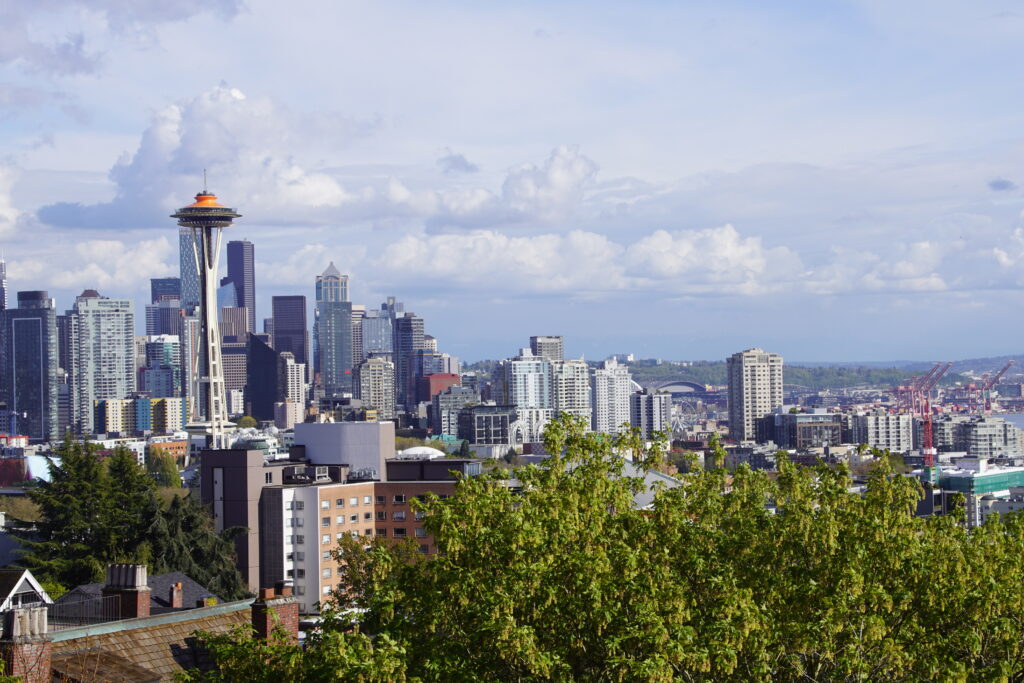 Stunning Cityscape Wallpaper: Modern Architecture & Lush Greenery
