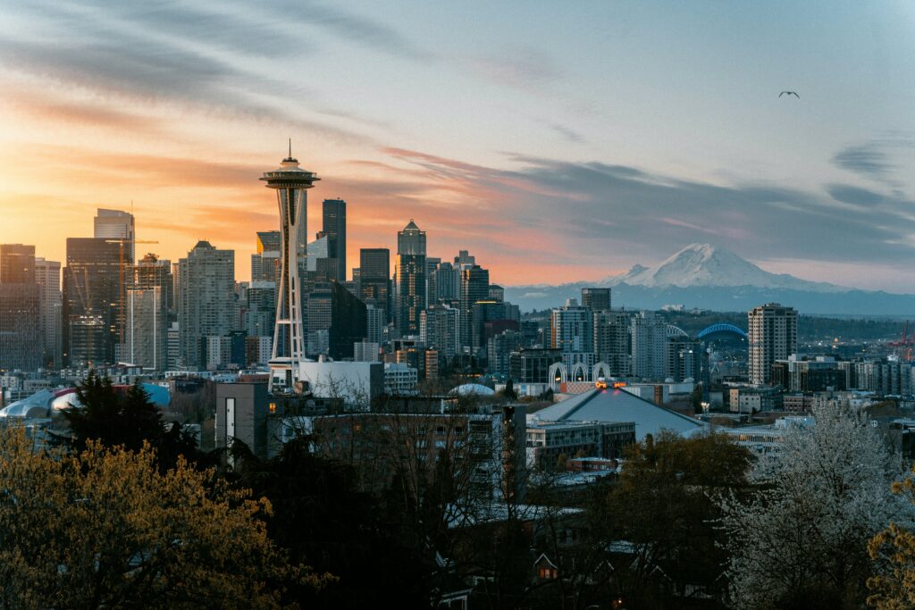 Stunning Cityscape Wallpaper: Space Needle & Sunset Over Mount Rainier