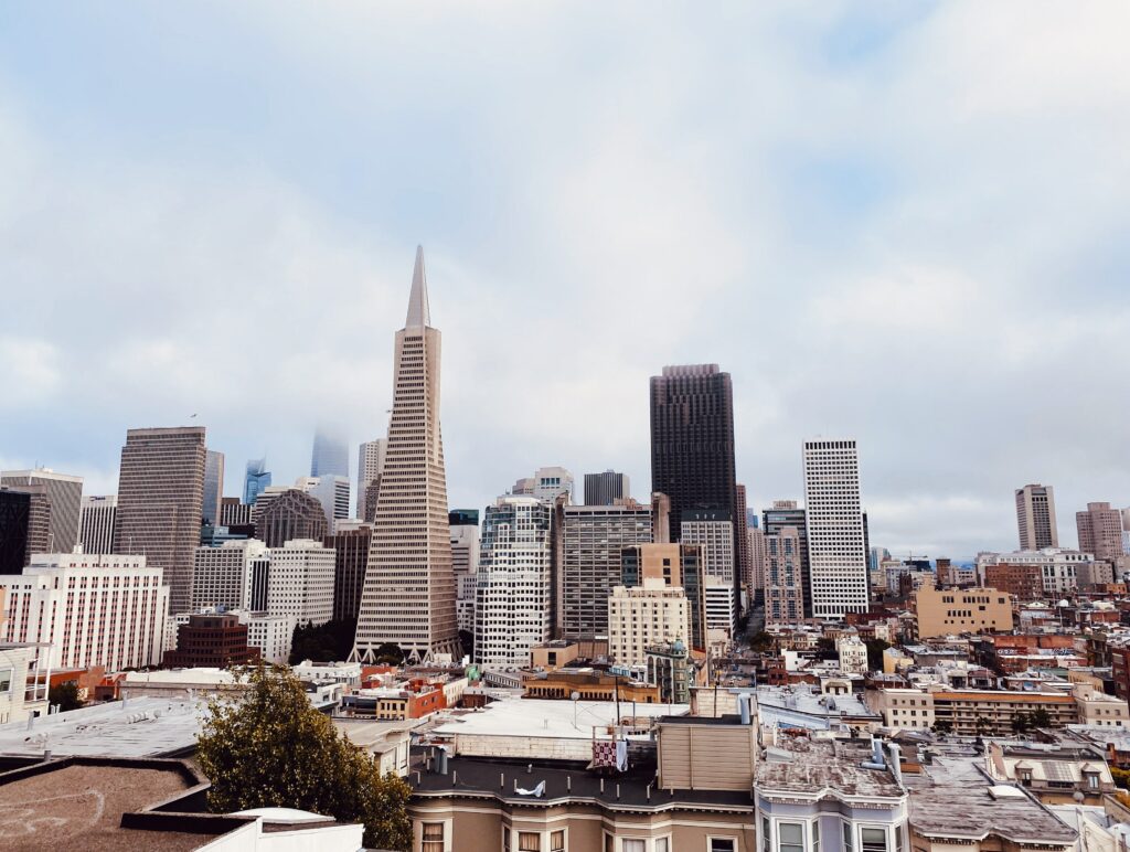 Stunning Urban Cityscape Wallpaper with Modern Architecture