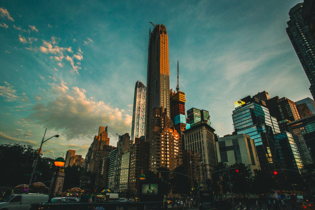 Stunning High-Rise Cityscape Wallpaper: Evening Sky Glow