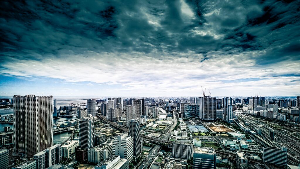 Stunning Cityscape Wallpaper: Skyscrapers & Dramatic Cloudy Sky