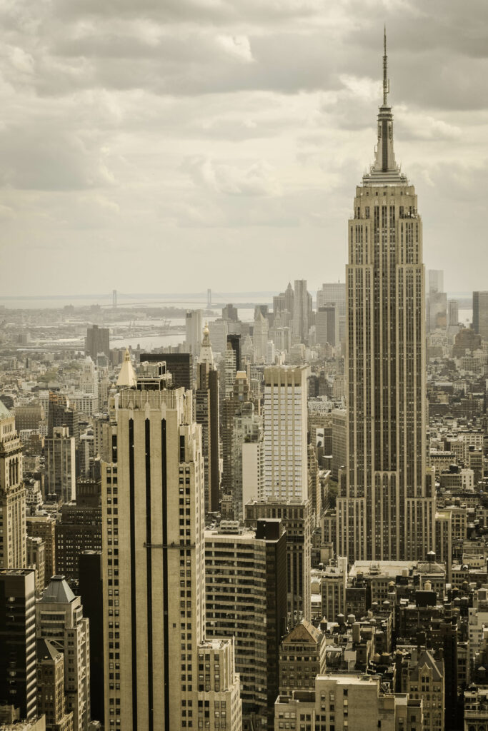 Stunning Cityscape Wallpaper: Skyscrapers and Iconic Architecture
