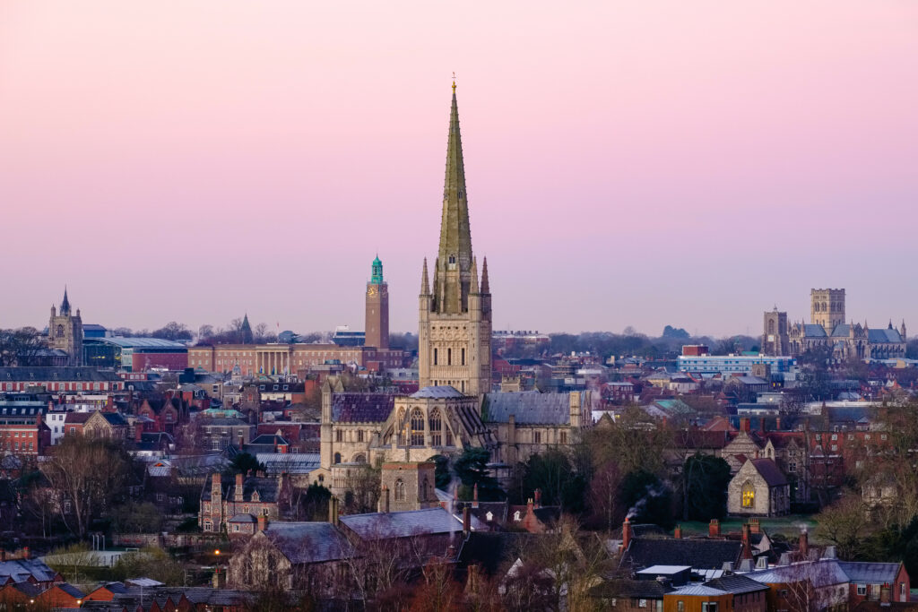 Tranquil Dusk Cityscape Wallpaper: Historic Meets Modern Architecture