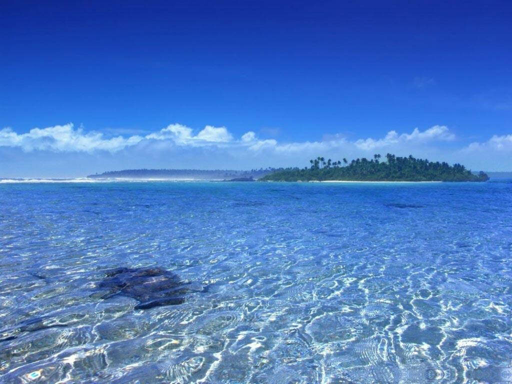 Lagoon Paradise: Serene Blue Waters & Lush Tropical Island Background Wallpaper