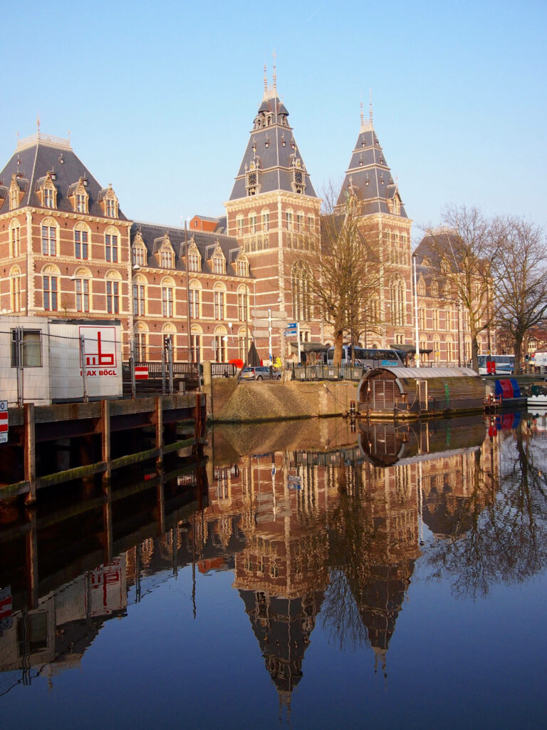 Rijksmuseum Reflections: Stunning Architectural Details Wallpaper